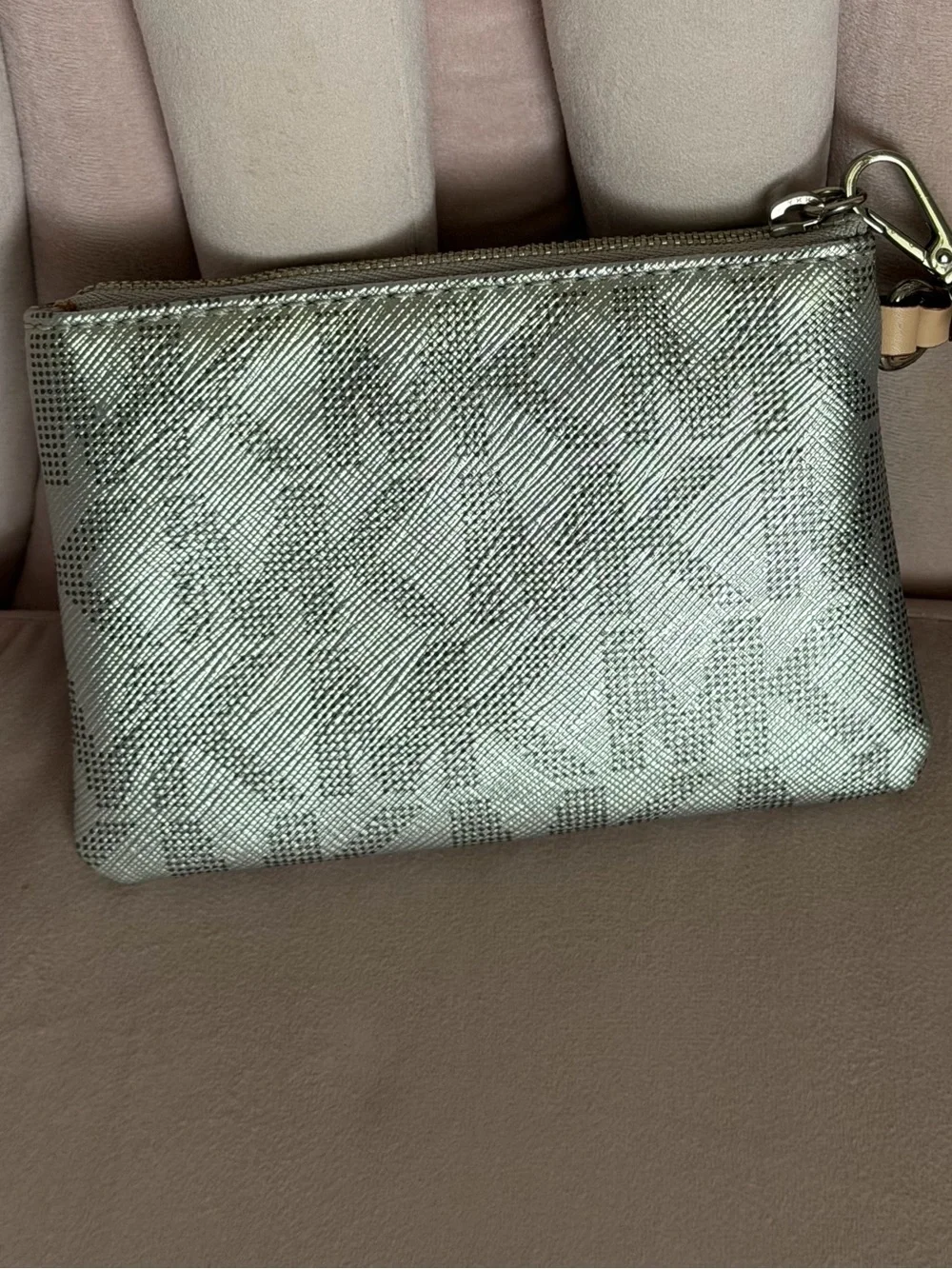 MICHAEL KORS Signature Jet Set Silver Metallic Wristlet